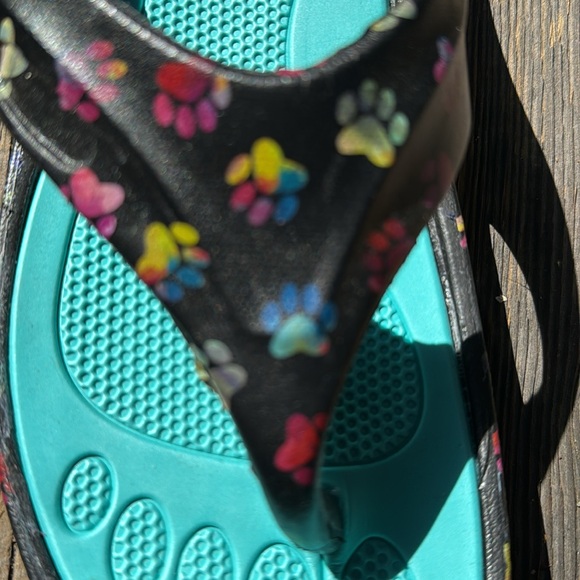 NWOT THE ANIMAL RESCUE SITE STORE Women’s Walking Rainbow Paws Flip Flops  11 - Picture 5 of 7